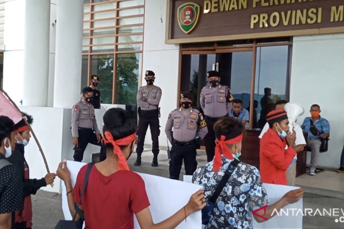 GMNI protes Pemkab SBB dinilai lamban tetapkan Raperda negeri adat