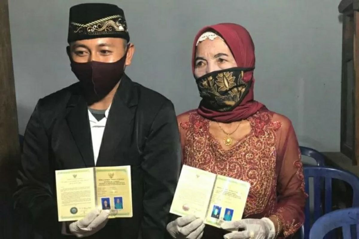 Seorang pemuda 29 tahun nikahi nenek usia 76 tahun