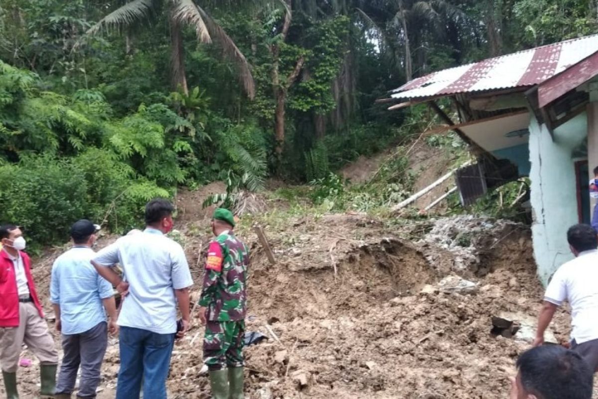 Rp400 juta untuk perbaikan rumah terdampak longsor di Bayu Muslimin