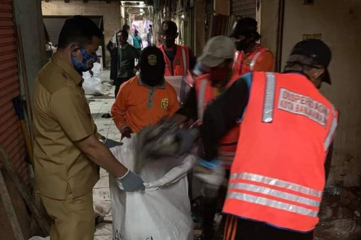 Puluhan ton sampah dibersihkan dari pasar tradisional