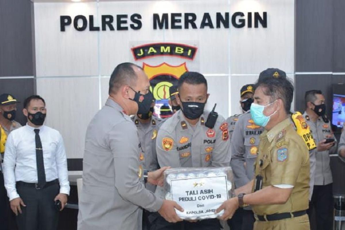 Kapolda Jambi memberikan bantuan masker dan vitamin pasien COVID-19