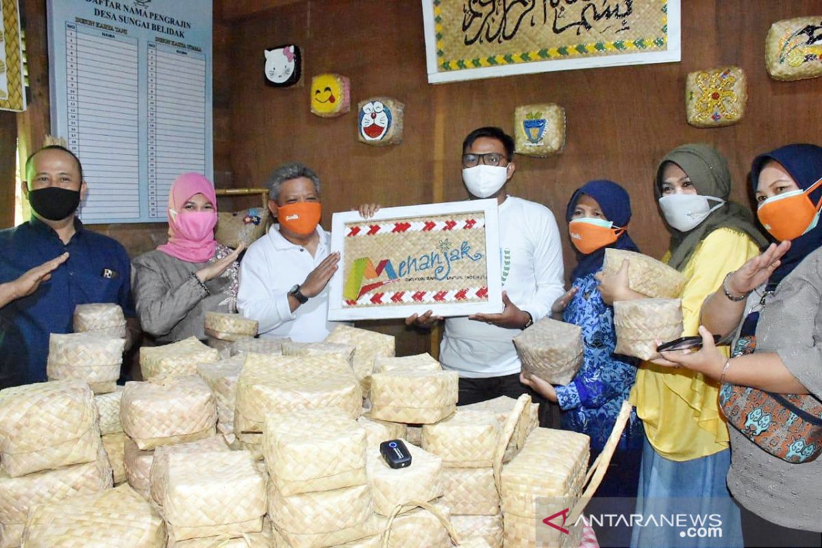 Kubu Raya budayakan penggunaan besek untuk tempat makanan