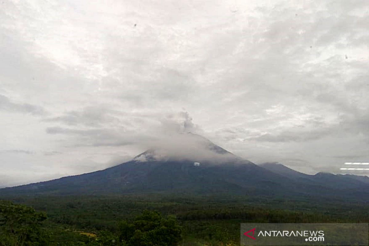 Gunung Semeru muntahkan lava pijar, warga Lumajang diimbau tetap tenang