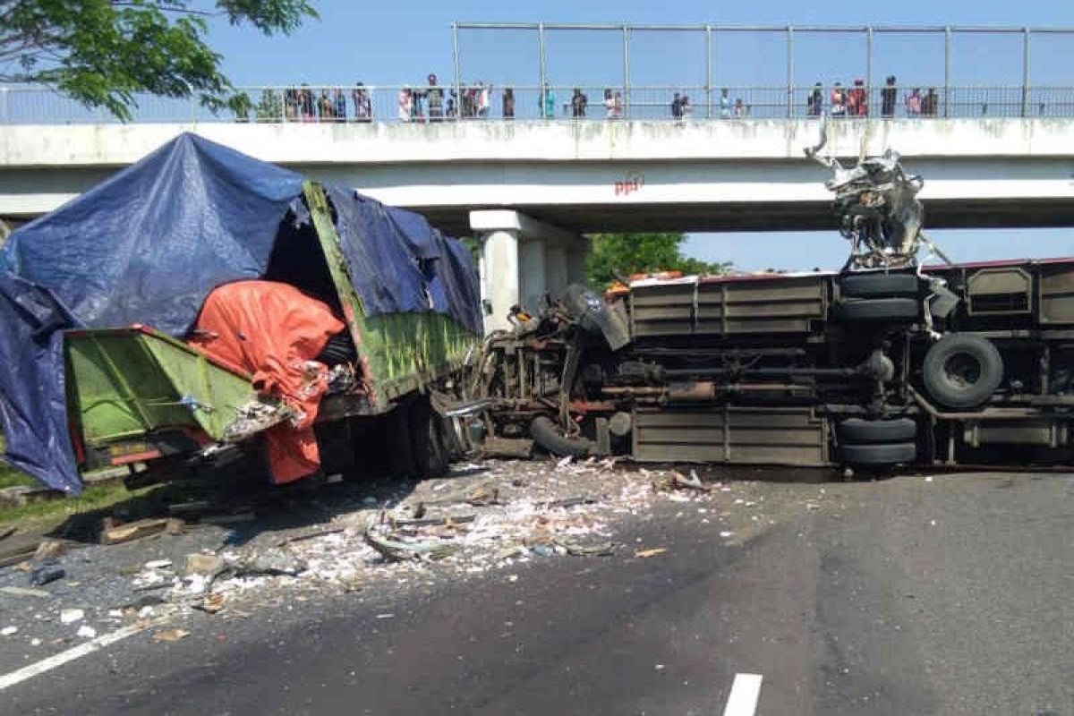 Pajero tabrak belakang truk di tol Semarang-Batang, empat tewas