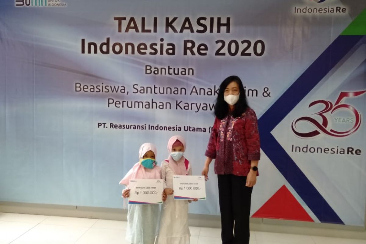 Sambut HUT ke-35, Indonesia Re berikan beasiswa dan santunan kepada anak yatim