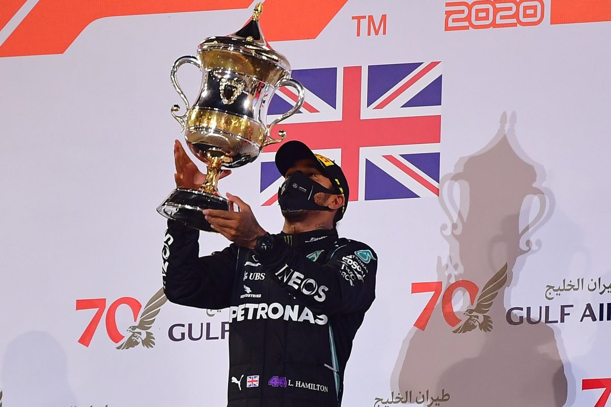 Lewis Hamilton juarai GP Bahrain yang kaos, Grosjean lolos dari maut