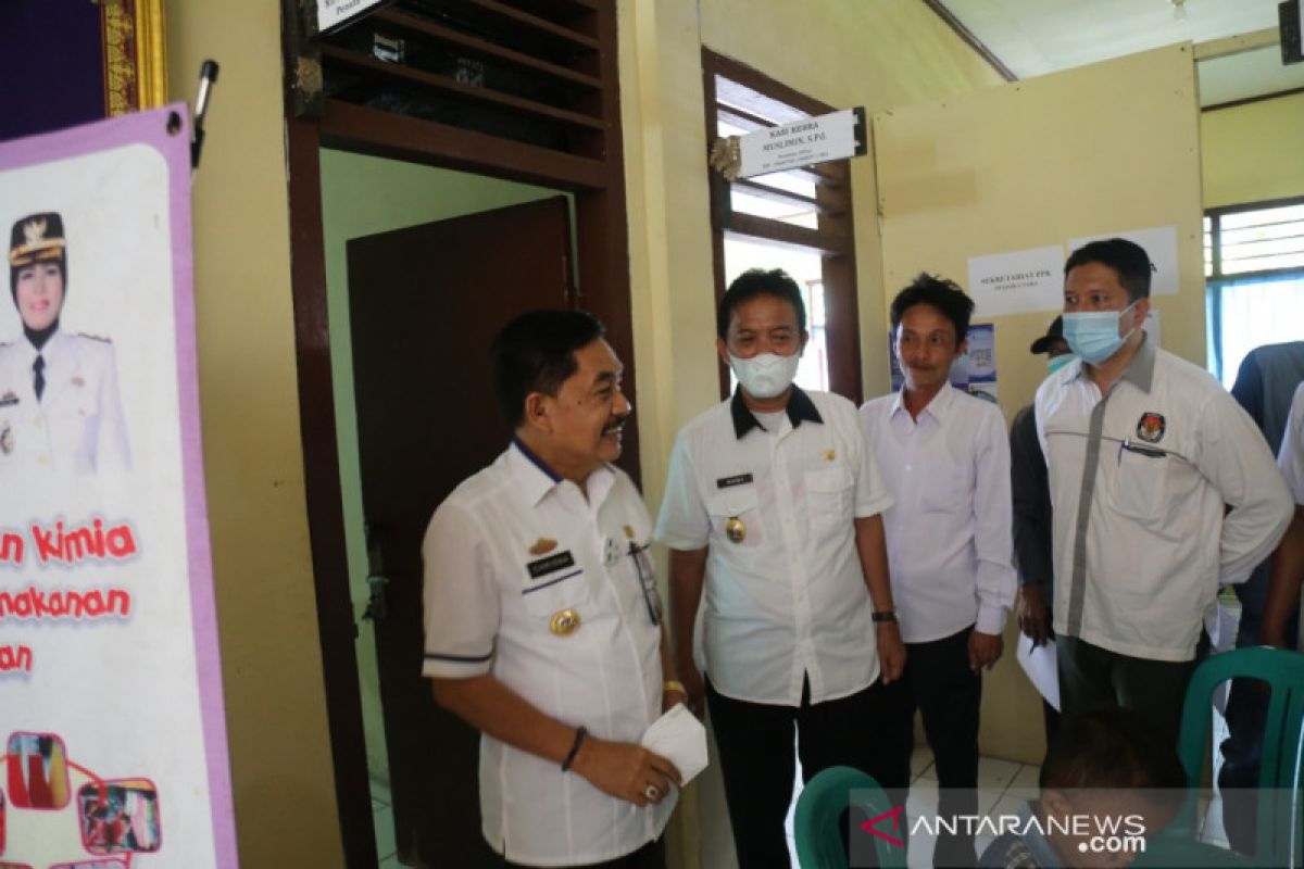 Pj Bupati Pesisir Barat tinjau rapid test anggota pengawas TPS di tiga kecamatan