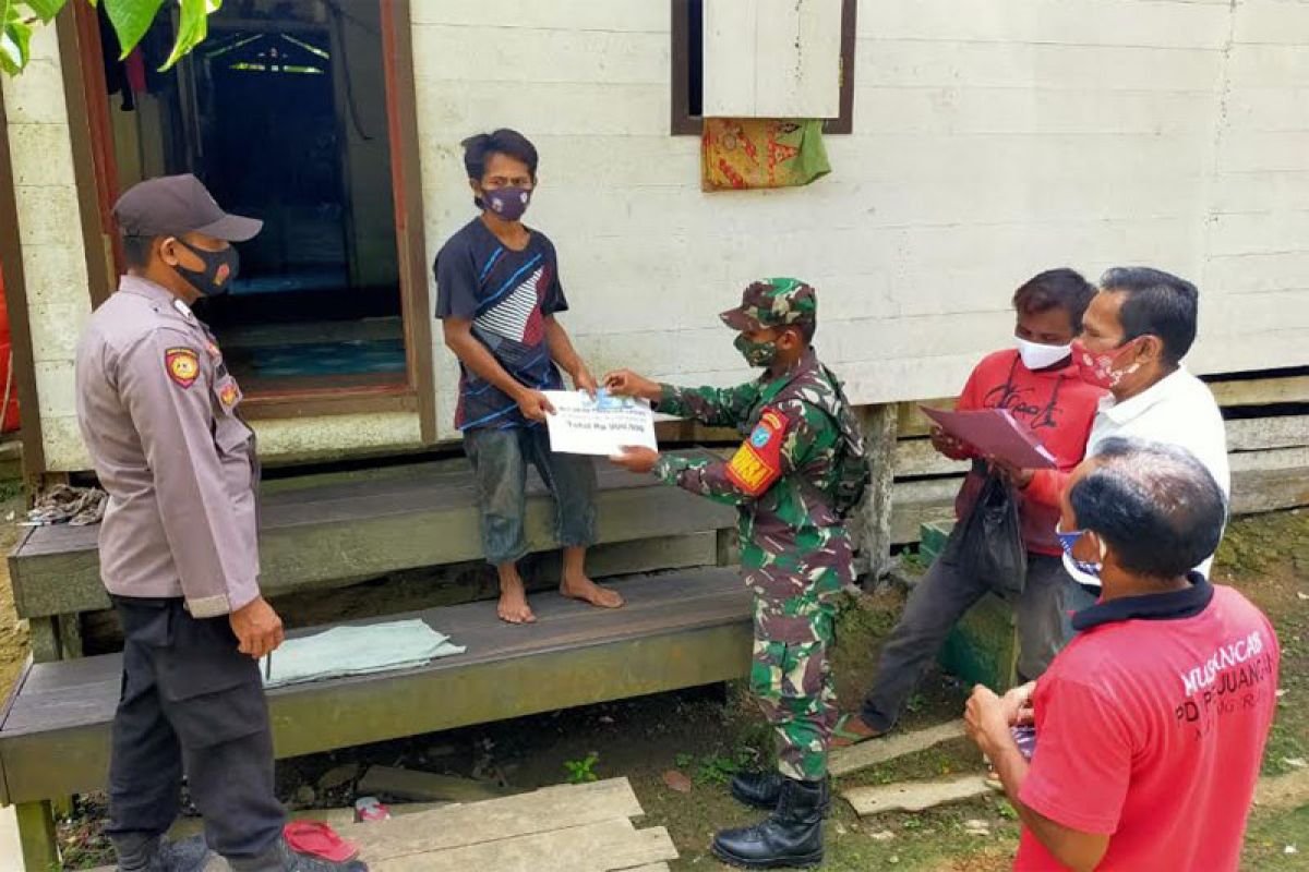 Babinsa  kawal pendistribusian BLT DD di Murung Raya
