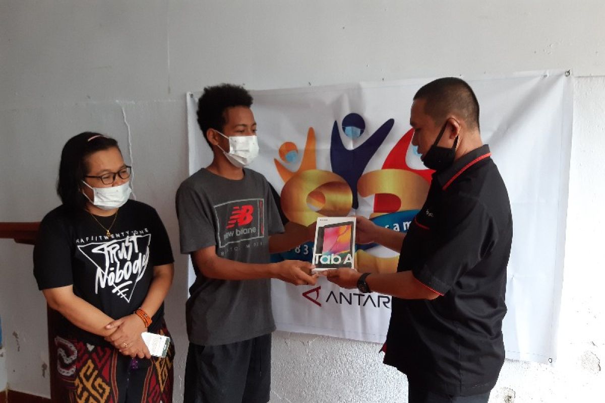 ANTARA serahkan bantuan gawai anak wartawan di Papua