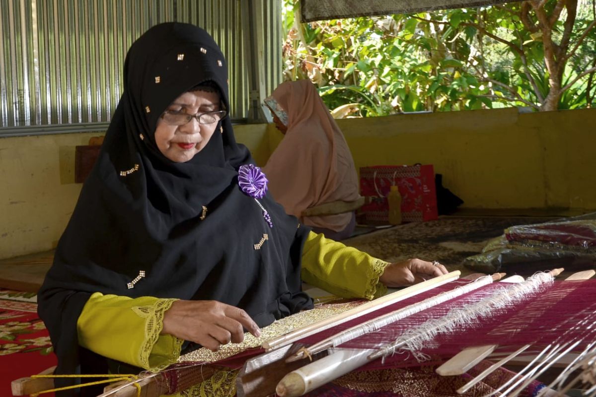 Pemkab Bangka Barat tingkatkan keterampilan perajin tenun tradisional