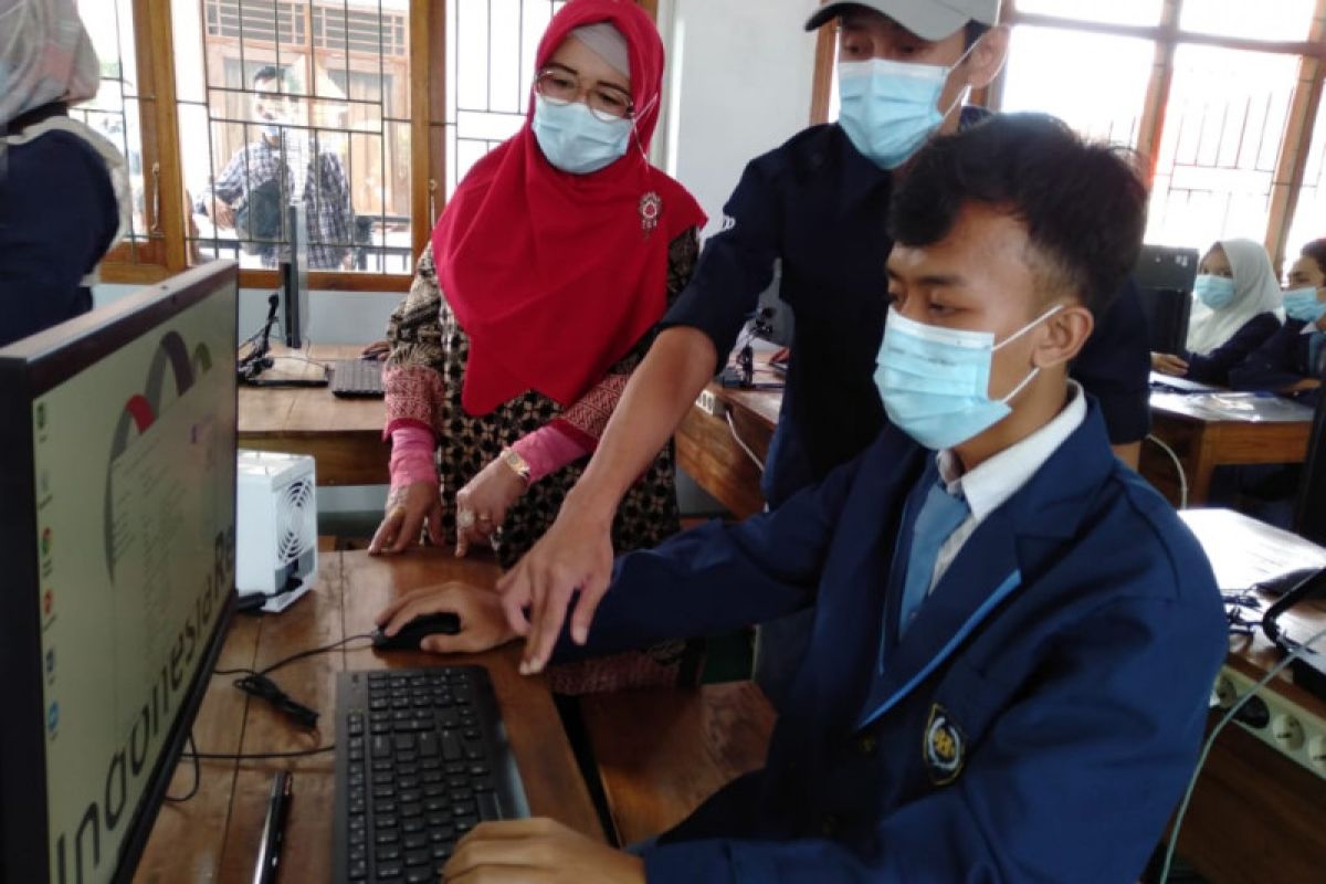 Dukung digitalisasi sekolah, Indonesia Re sumbang komputer