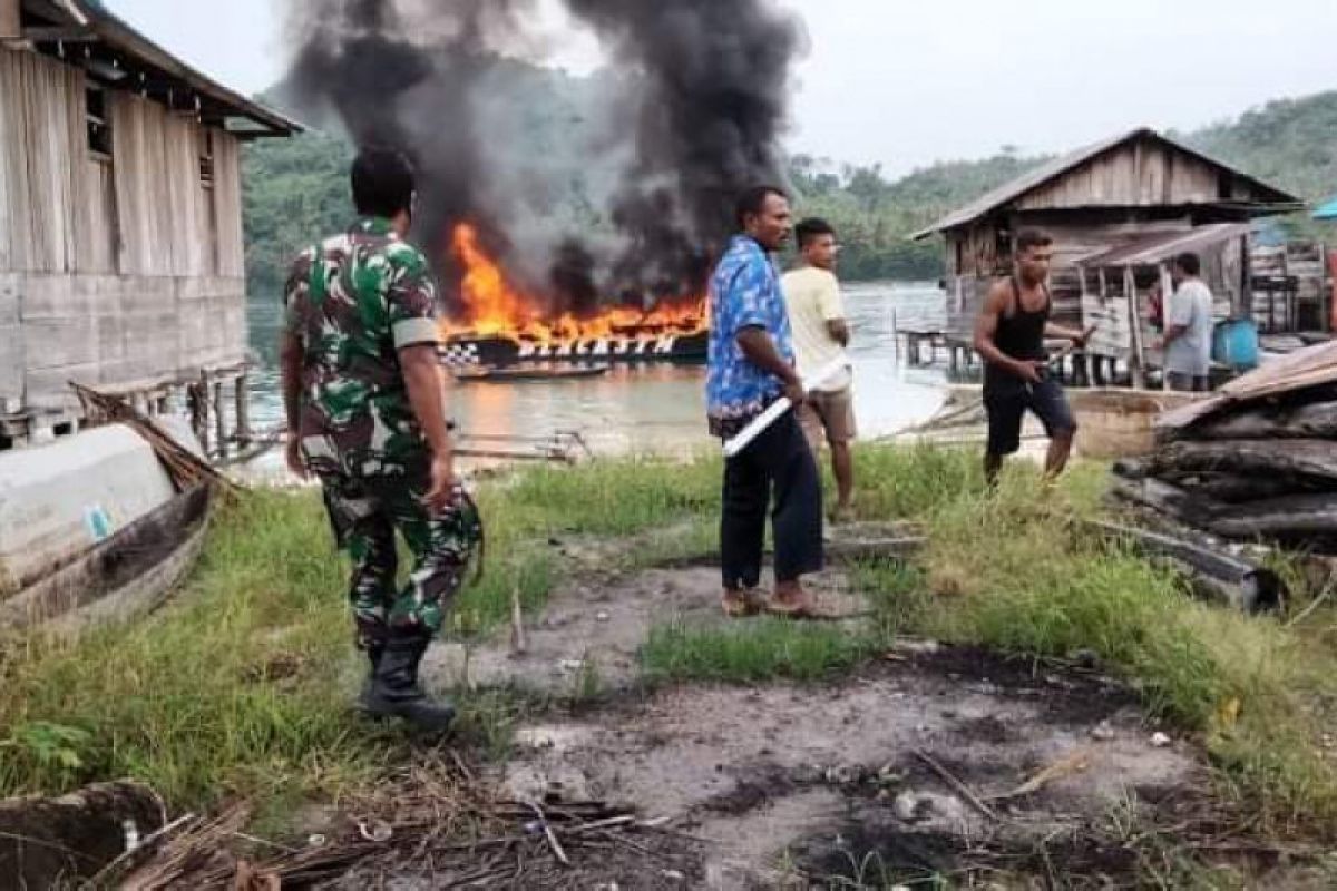 Kapal rombongan sosialisasi Pilkada KPU Raja Ampat terbakar