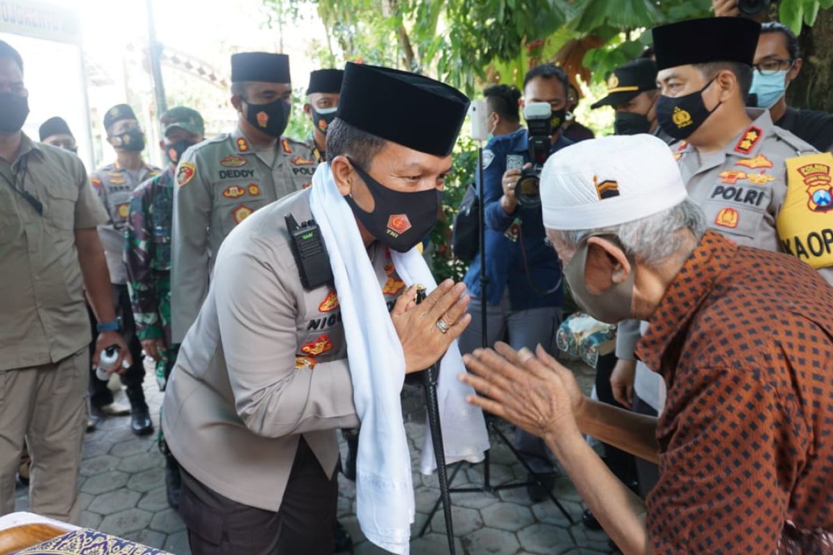 Kapolda Jatim gandeng kiai perangi penyebaran COVID-19