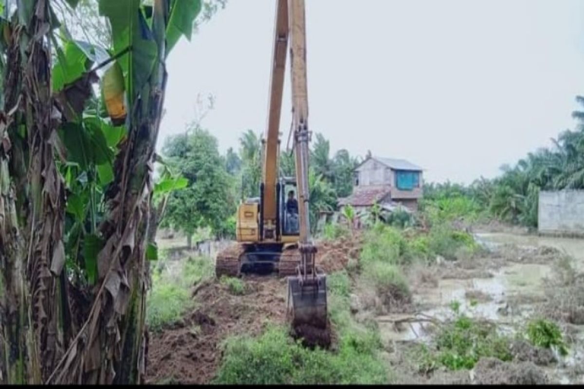 Usai banjir,  Pemkot Tebing Tinggi perbaiki tanggul Sungai Padang