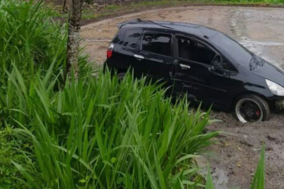 Salah tekan gas, mobil milik warga Janapria Loteng terjun ke sawah