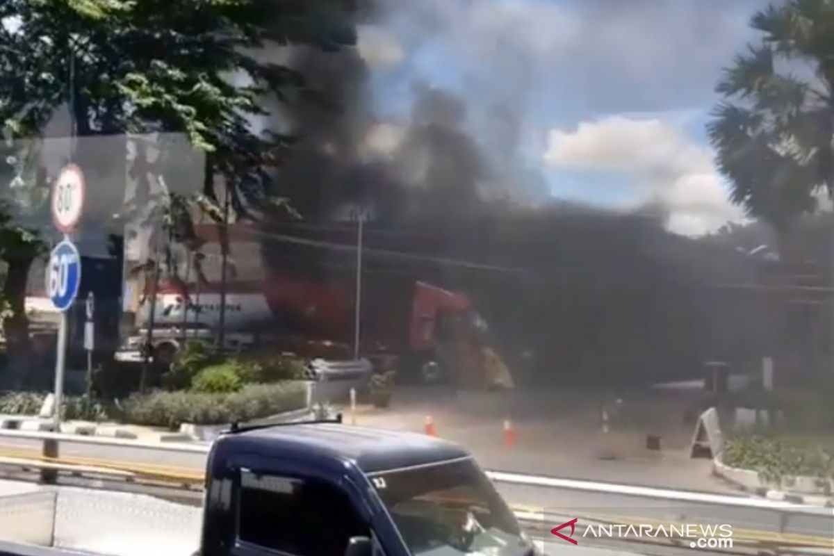 Suara dentuman di SPBU MT Haryono akibat truk tangki terbakar