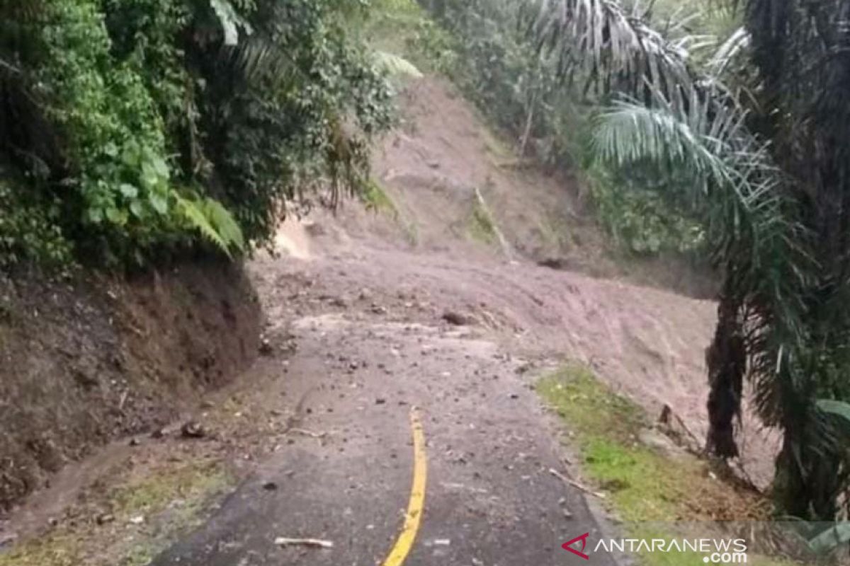 Jalur Bandung-Cianjur kembali terputus akibat longsor