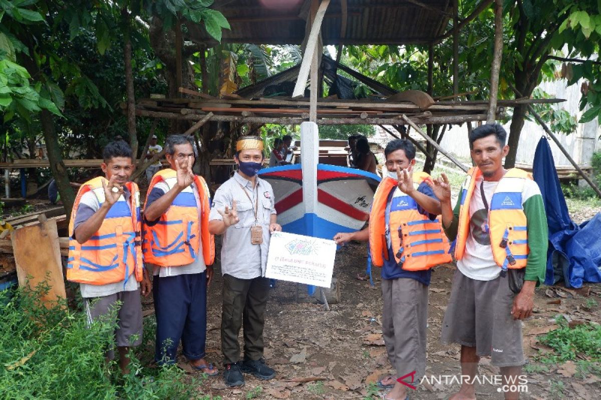 Bantu Petani Kota Kapur Tingkatkan Produksi Lidi Nipah, PT Timah Serahkan Satu Unit Perahu