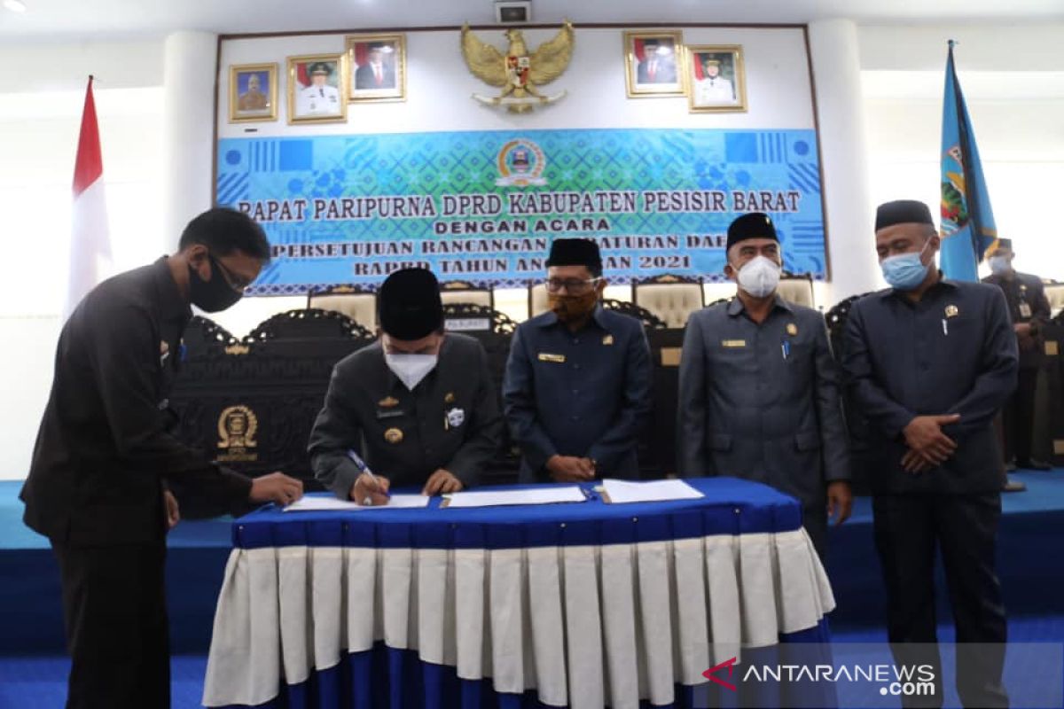 Pj Bupati Pesisir Barat hadiri rapat paripurna pengesahan APBD 2021