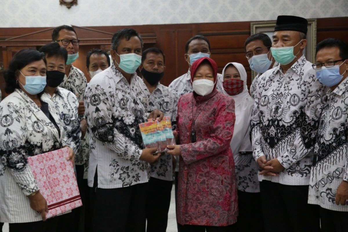Risma terima penghargaan Tokoh Pendidikan di Surabaya