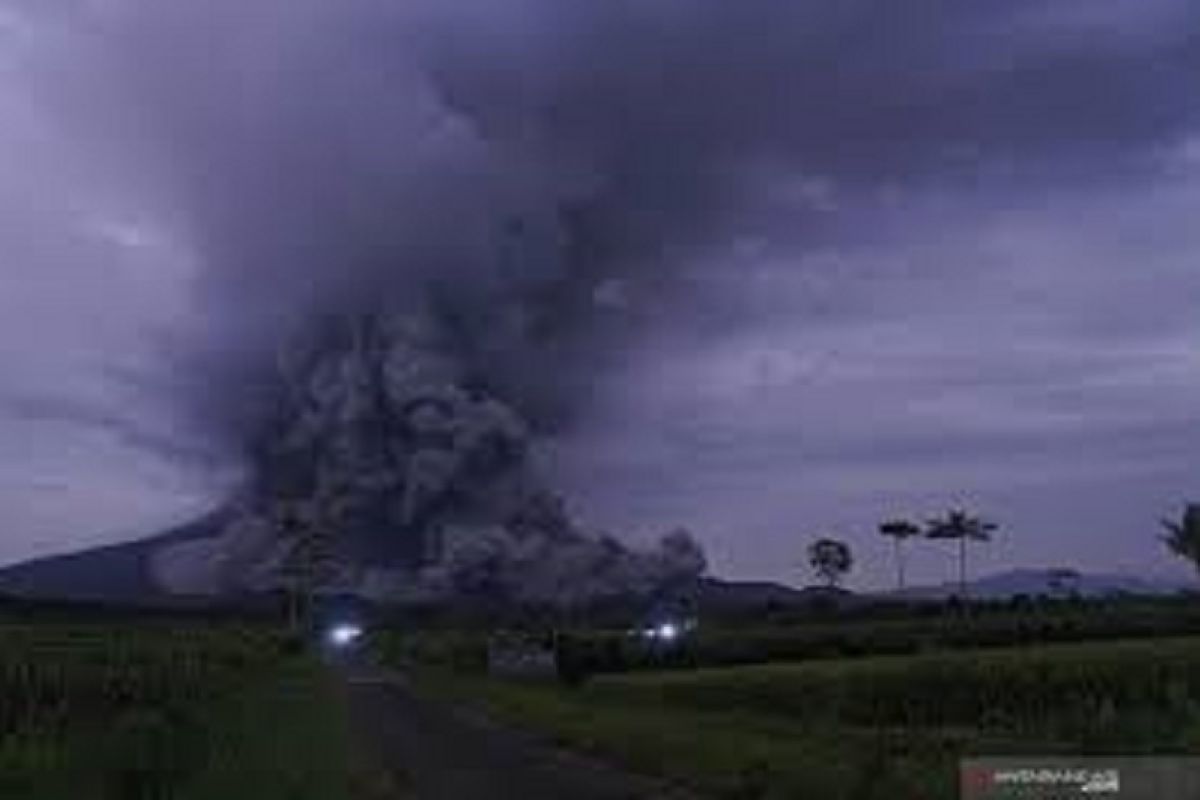 Guguran awan panas Gunung Semeru meluncur hingga sejauh 3.000 meter