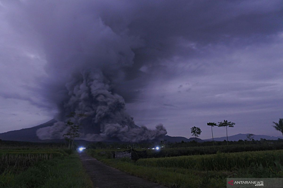 Residents start seeking refuge to avoid Mt Semeru's lava flows