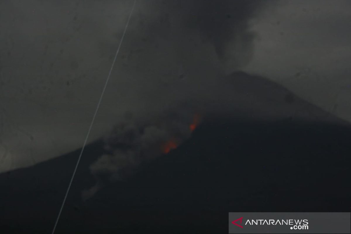 Warga lereng Semeru mulai mengungsi