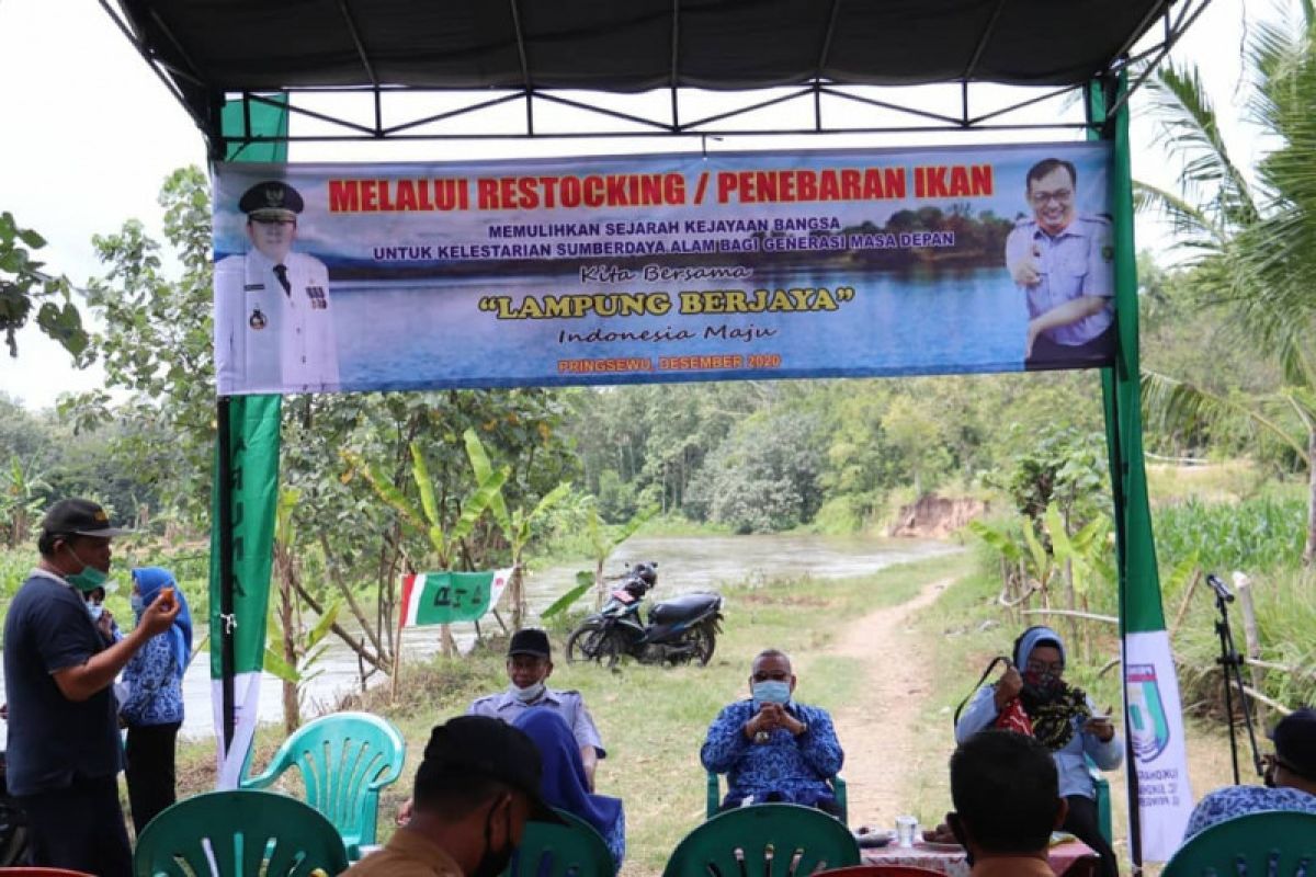 Asisten II Pemkab Pringsewu serahkan benih ikan bantuan dari Pemprov Lampung