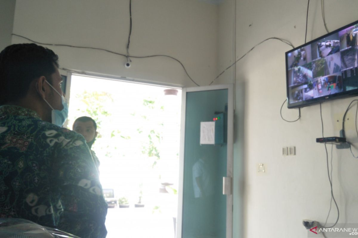 KPU Pariaman menambah kamera pengintai untuk tingkatkan keamanan logistik Pilkada
