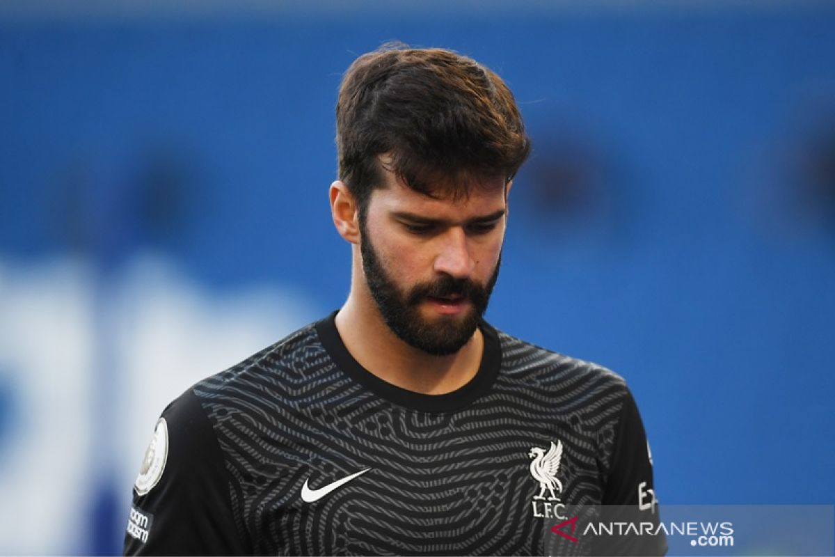 Alisson ditarik dari skuat Liverpool kontra Ajax akibat cedera