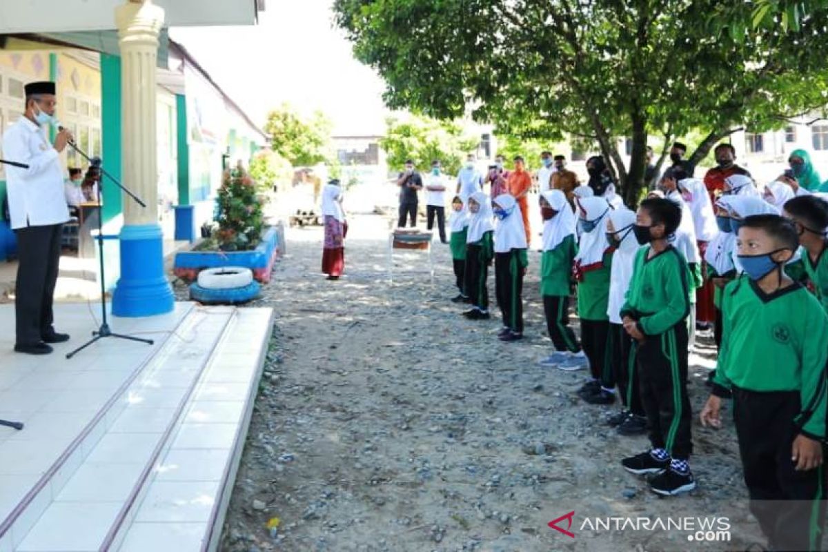 Bupati Nagan Raya sosialisasi protokol kesehatan ke siswa sambil bagi-bagi masker