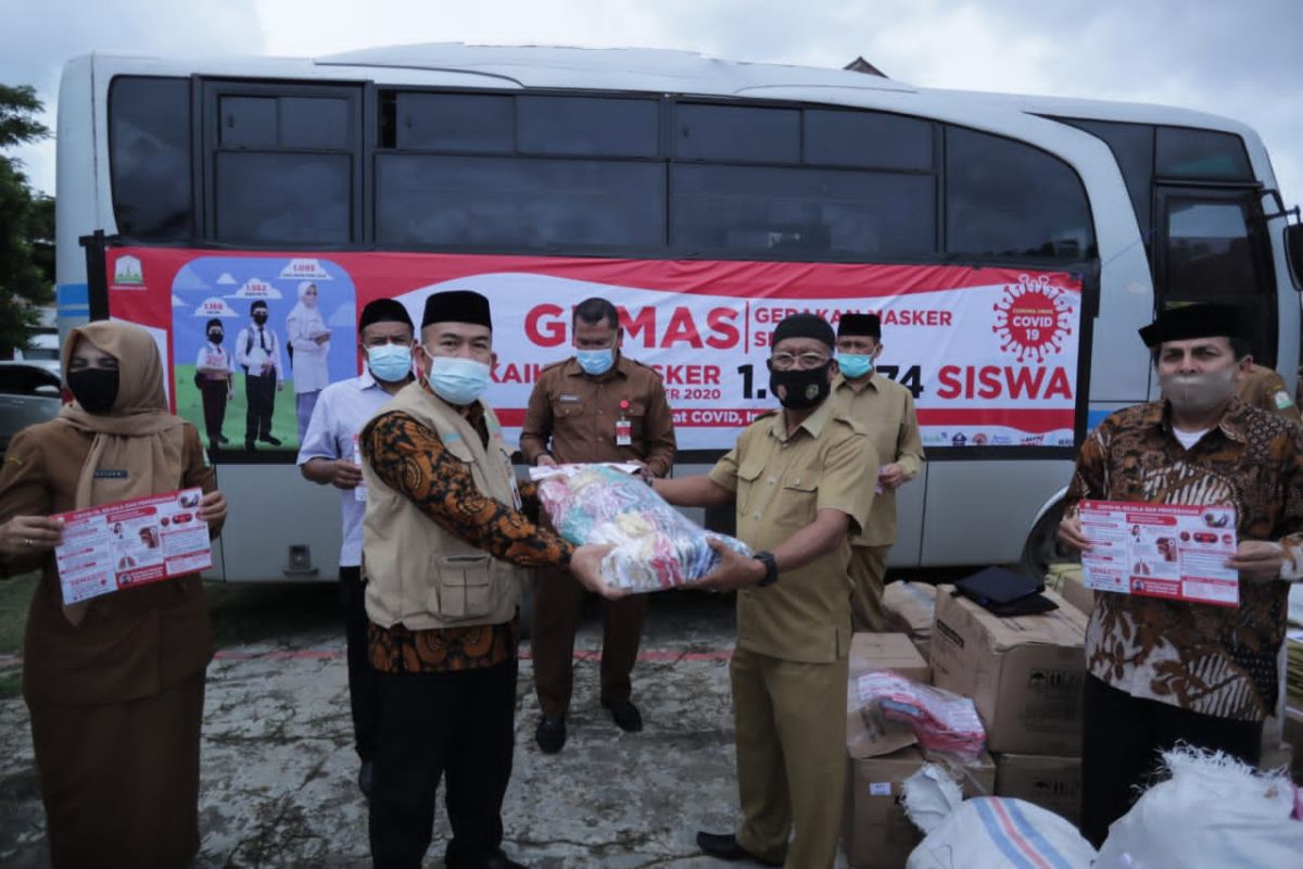 Dinas Pendidikan serahkan 114.795 masker untuk Aceh Timur