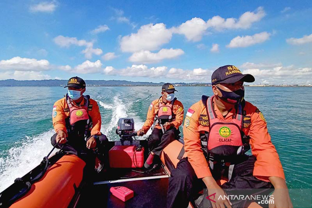 Tim SAR gabungan cari korban tenggelam di Pantai Rawajarit Cilacap