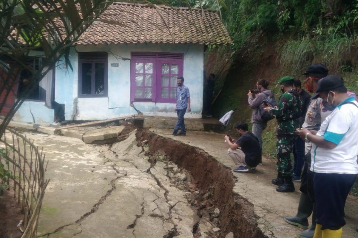 Hujan deras, BPBD Banjarnegara: Waspadai tanah bergerak