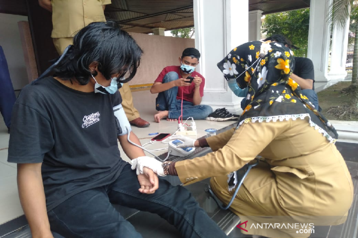 Pemuda aksi mogok makan di DPR Aceh dilarikan ke rumah sakit