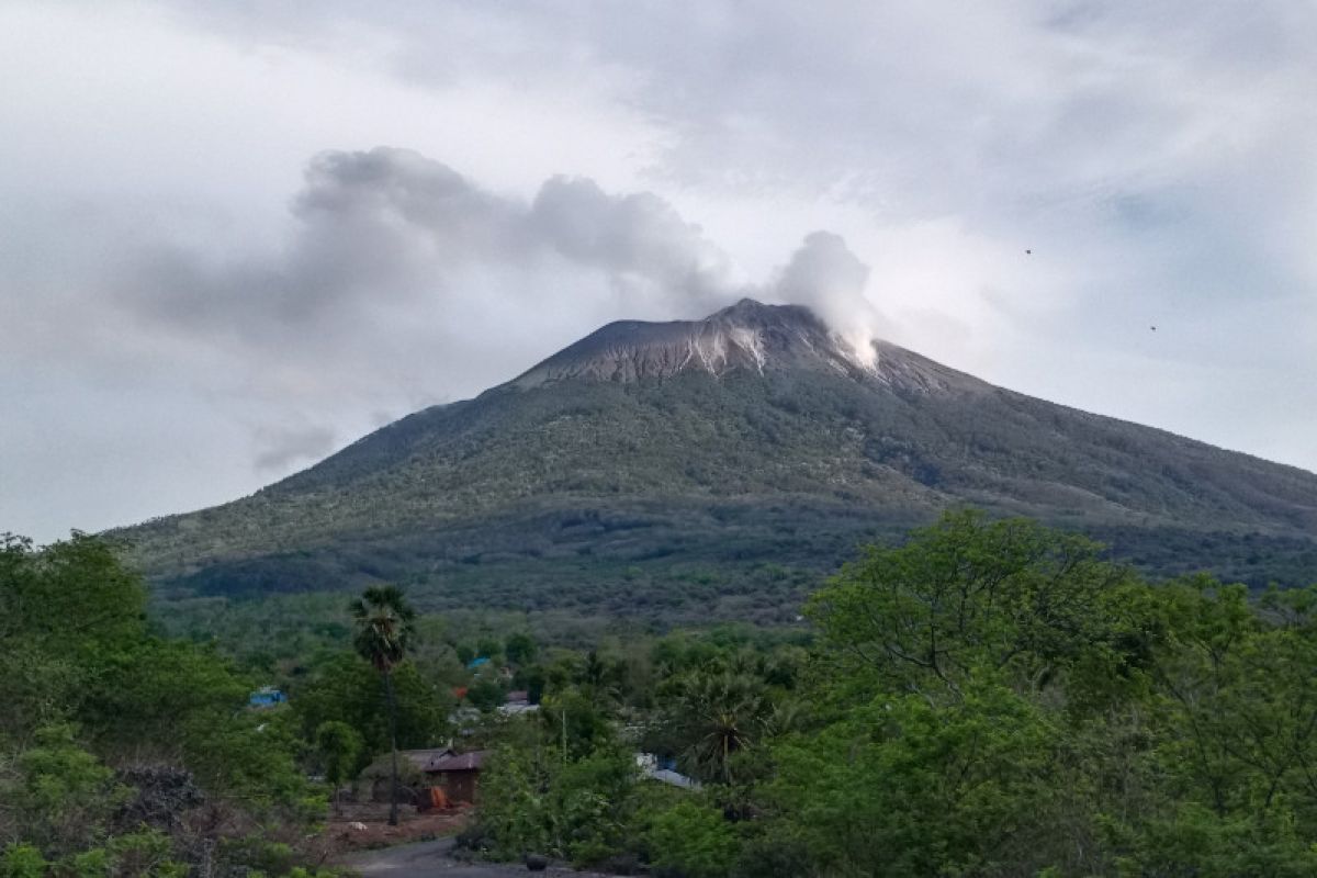 Masker kebutuhan mendesak pengungsi erupsi Gunung Ili Lewotolok