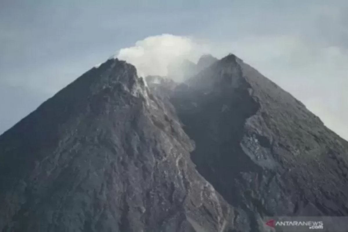 Sumber tekanan magma Gunung Merapi 1,3 km dari puncak