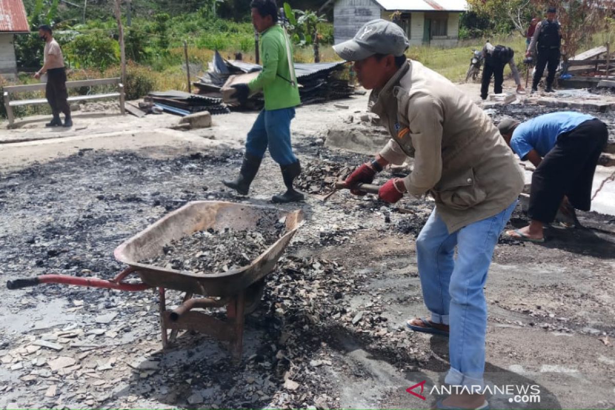 Polisi beserta warga bersihkan sisa puing rumah yang dibakar kelompok MIT