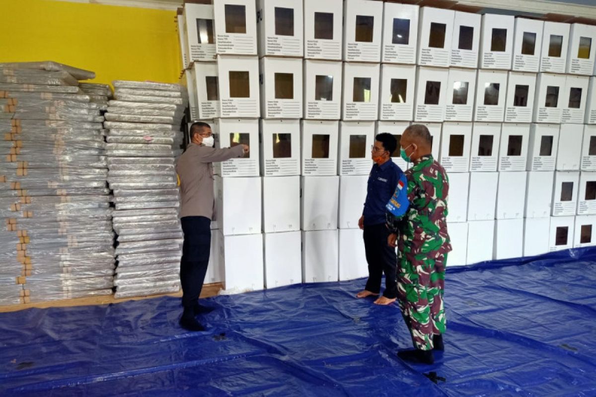 TNI-Polri mengecek kesiapan logistik Pilkada di KPU Lombok Utara