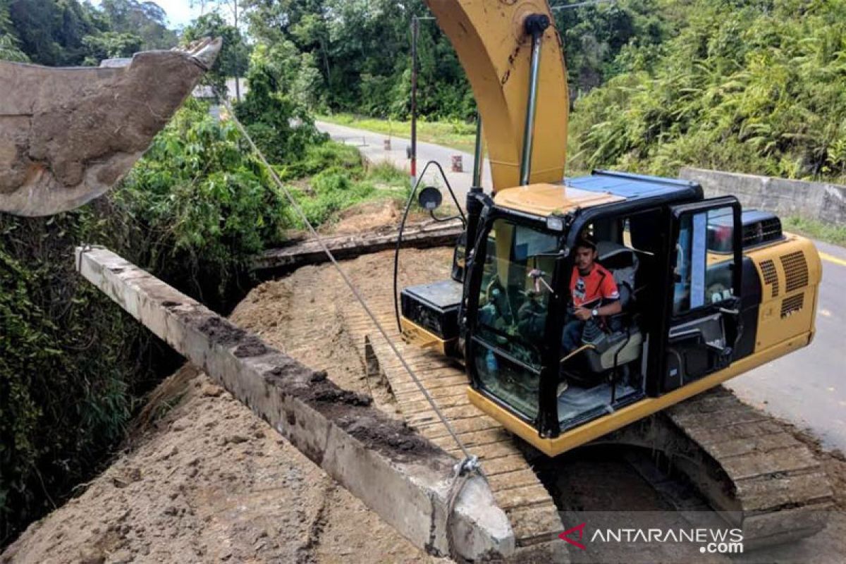 Longsor di Jalan H Koyem mulai ditangani