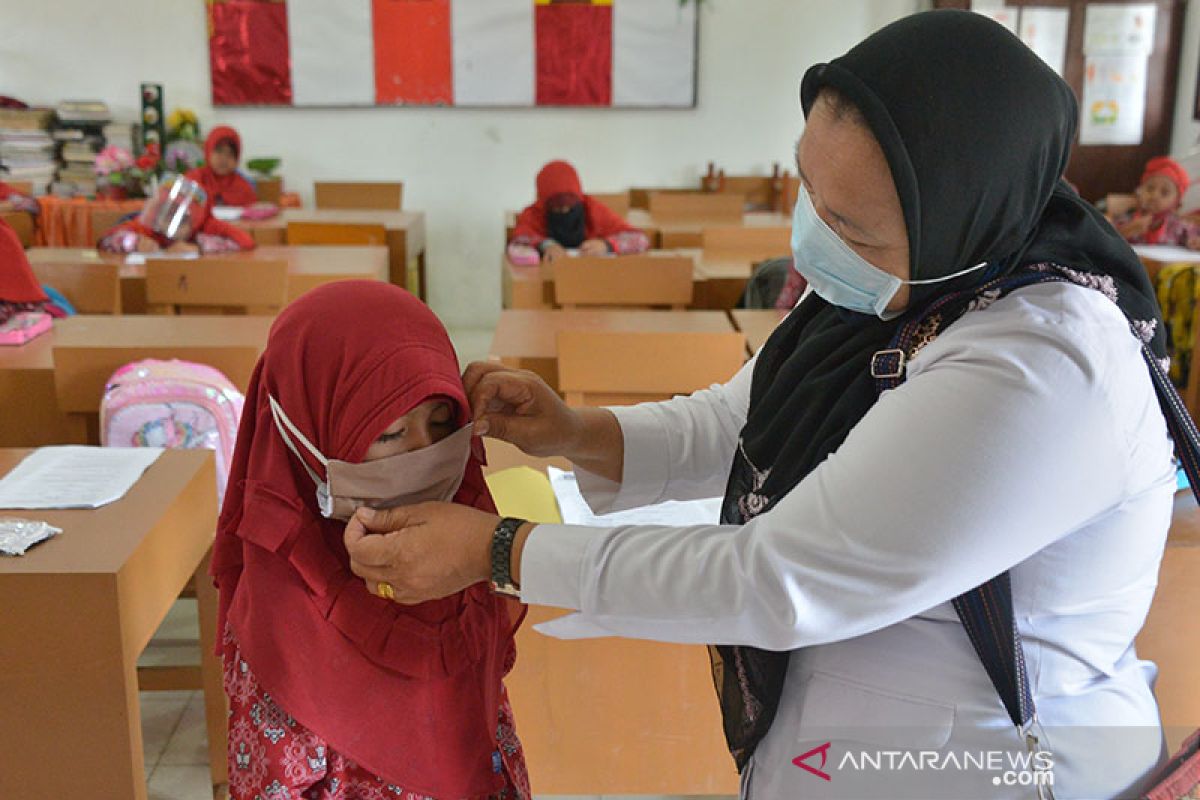 Masker ukuran dewasa untuk murid sekolah dasar