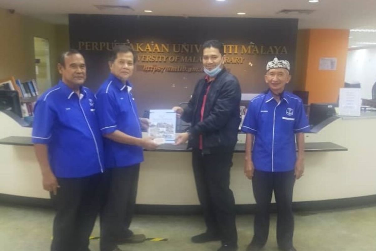 Persatuan Masyarakat Bawean Malaysia serahkan buku ke perpustakaan