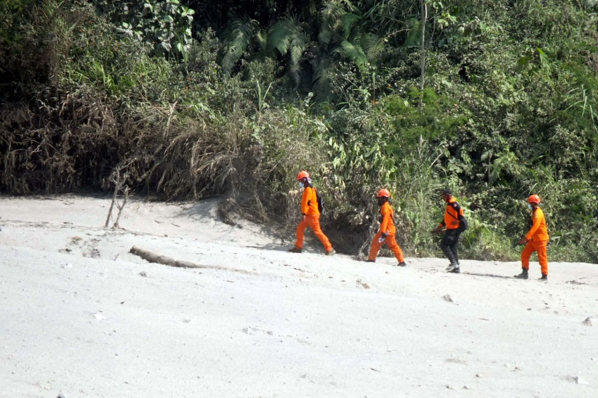 Tim SAR cari operator alat berat dikabarkan hilang saat erupsi Gunung Semeru