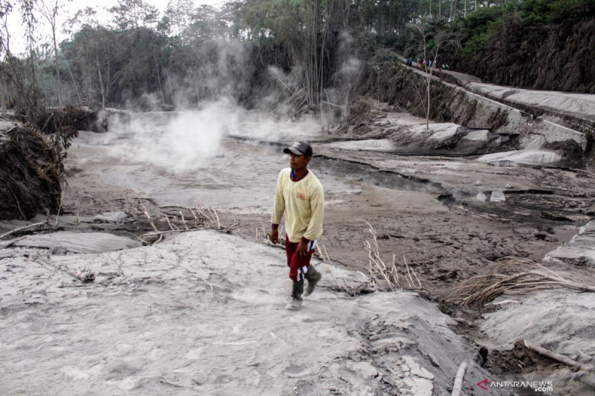 Kemarin Semeru luncurkan awan panas, libur akhir tahun dipangkas