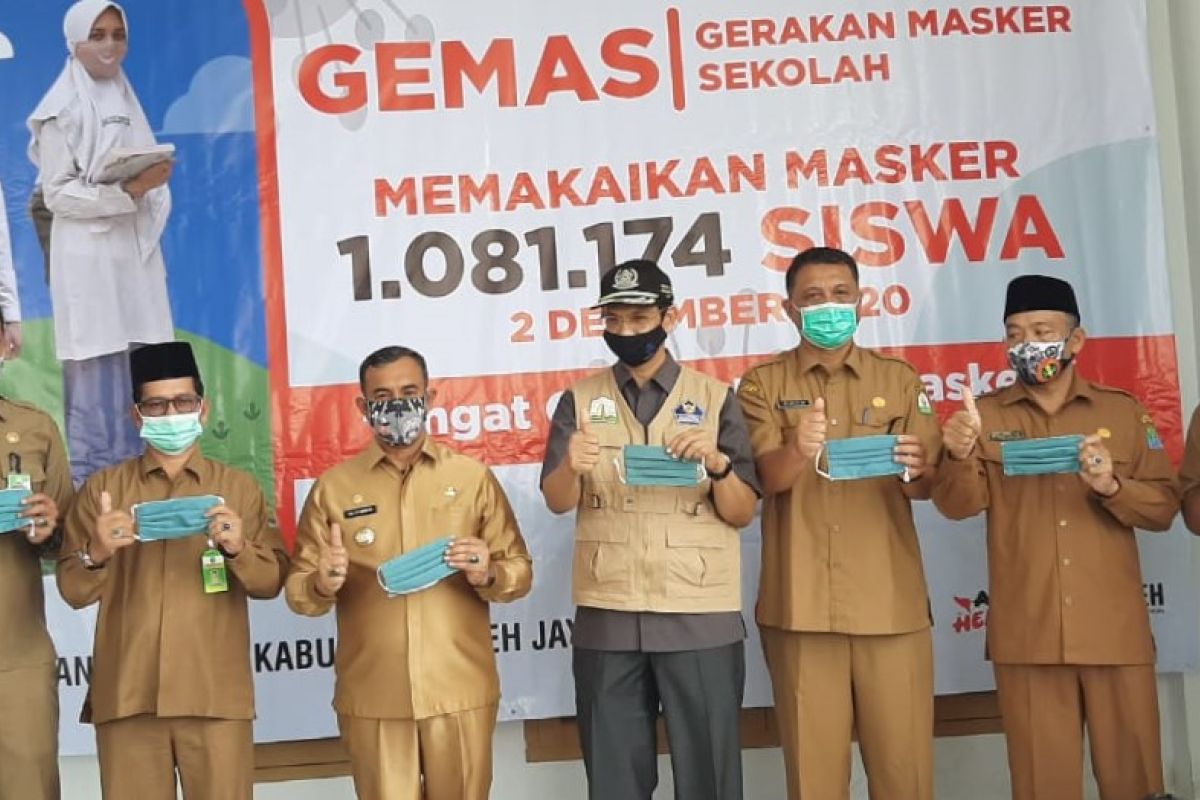 Putus mata rantai penyebaran COVID-19, sekolah di Aceh Jaya bagikan masker