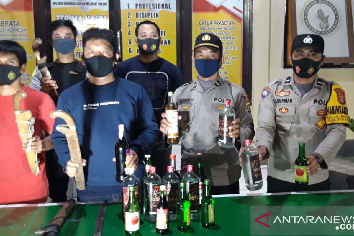 Operasi cipta kondisi Polsek Kolaka amankan Miras dan Sajam