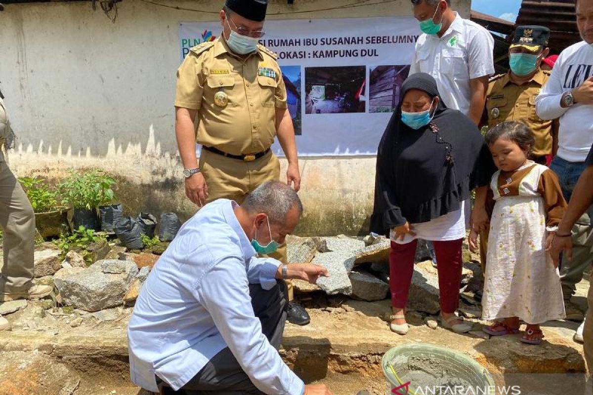 Susanah Terharu, Terima Bantuan Bedah Rumah dari PLN Peduli