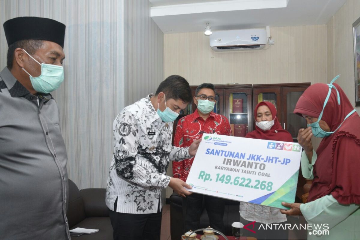 BPJAMSOSTEK serahkan santunan kepada tiga pekerja tambang batu bara