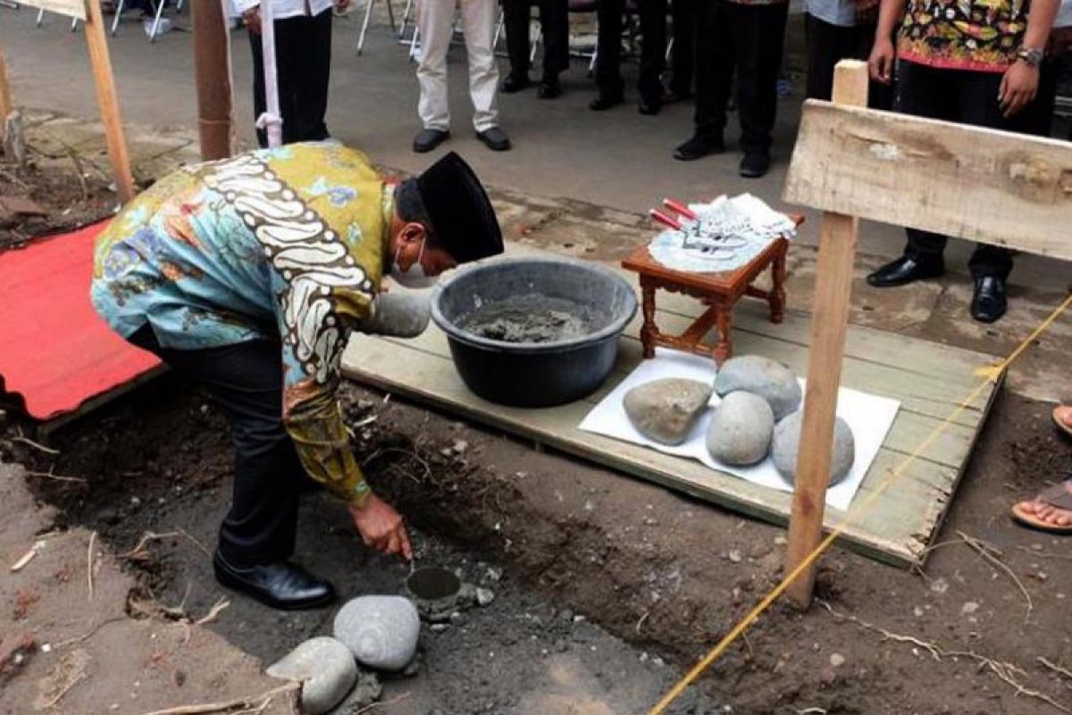 Nenek 86 tahun wakafkan tanah untuk masjid, wali kota peletakan batu pertama