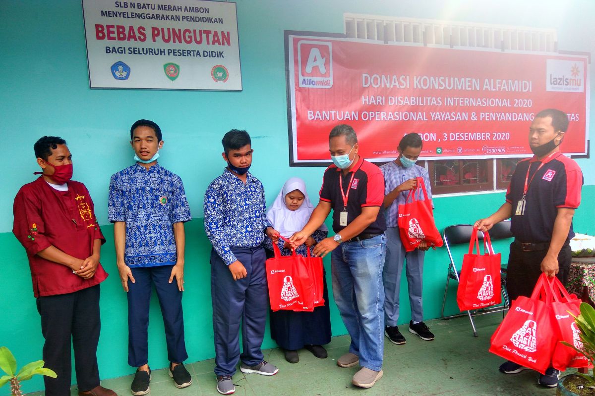 Alfamidi Ambon salurkan donasi konsumen kepada siswa  penyandang disabilitas di Ambon